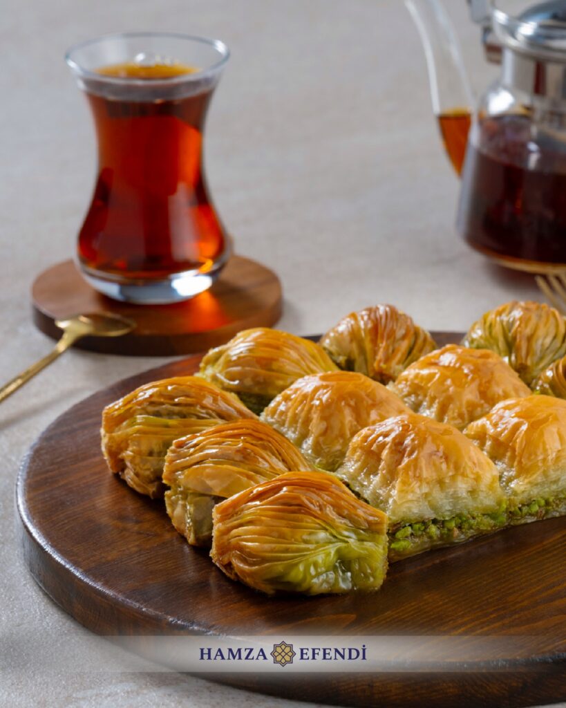 Antep fıstıklı midye baklava