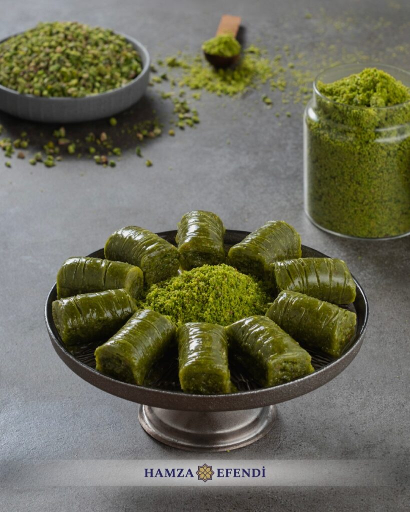 Antep fıstıklı sarma baklava